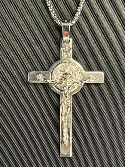 Stort St. Benedict krucifiks i massivt sterlingsølv med kæde