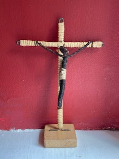 Crucifix fait main sur piédestal