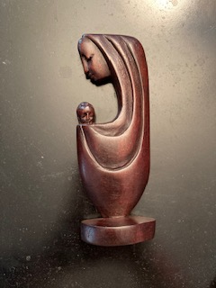 Marie sculptée à la main tenant l’Enfant Jésus