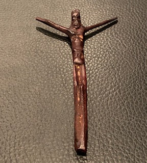 Håndskåret Jesus på korset